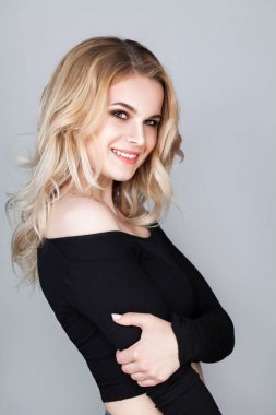 Uzun sarı saçlı mutlu gülümseyen kadın