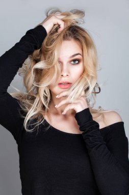 Uzun dalgalı saçları el sarışın kadın ona dokunan