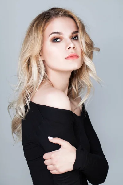 Mooie blonde vrouw portret — Stockfoto