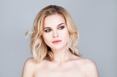 Çekici kadın sarışın Bob saç kesimi