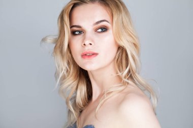 Uzun sarı saçlı güzel kadın modeli. Yüz portre