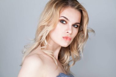 Güzel sarışın kız düşünme