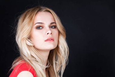 Uzun sarı saçlı sarışın manken