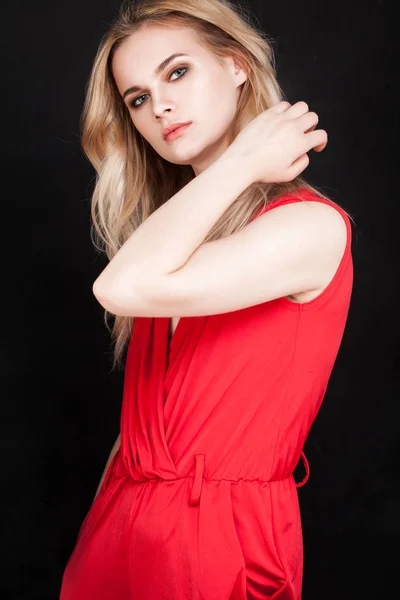 赤い服を着たファッション モデルの女性 — ストック写真