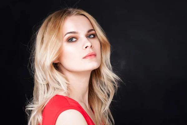 Blonde haren vrouw portret. Perfecte Model met gekleurde kapsel — Stockfoto