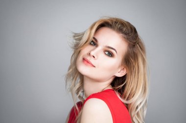 Gülümseyen kadın renkli saç, mükemmel kadın yüzü ile