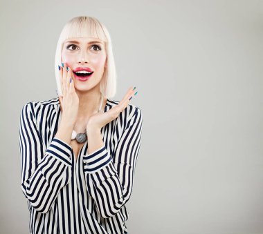 Şaşırmış mutlu kadın açık ağızlı. Şok moda modeli