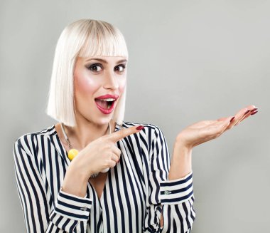 Sürpriz kadın gösteren açık el palm kopya alanı ile