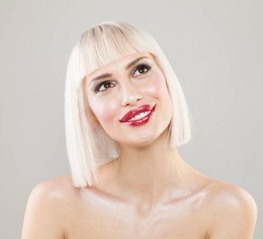 Neşeli ve kadın ile sağlıklı cilt sarışın Bob saç kesimi.