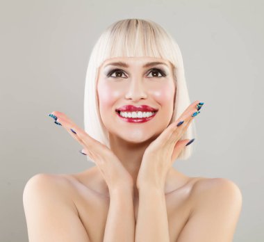 Genç kadın yüzü. Sağlıklı kadın gülümseyerek