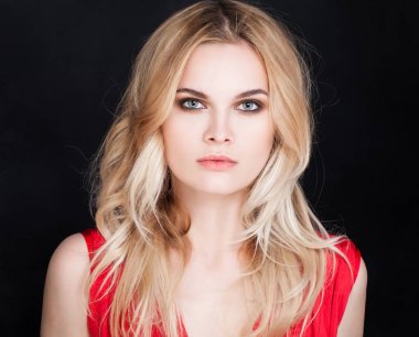 Güzel kadın Model yüz siyah arka plan üzerine