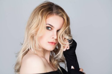 Uzun sarı saçlı sevimli kadın modeli. Güzel bir kadın yüzü