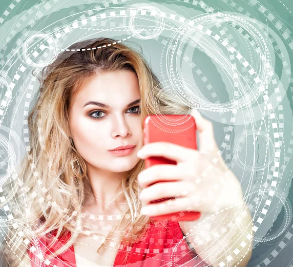 Mooie vrouw maken selfie foto op smartphone — Stockfoto