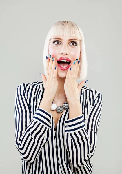Emocionado Mujer sorprendida con perfecto peinado bob y maquillaje —  Fotos de Stock