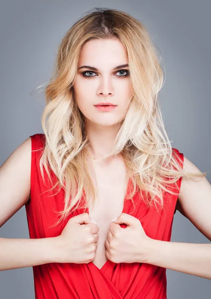 Sexig kvinna med blond hår och Makeup bär röd — Stockfoto