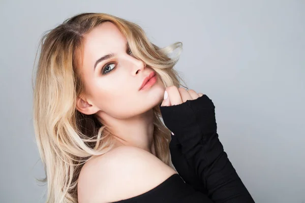 Kvinnliga ansikte. Ung kvinna med blont hår och naturlig Makeup — Stockfoto