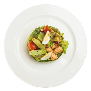 Beyaz arka plan üzerinde izole füme somon salata. Somon, yumurta