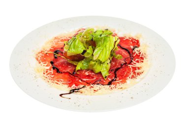 Beyaz arka plan üzerinde izole plaka üzerinde parmesan ile carpaccio. G