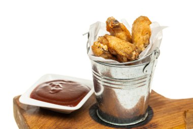 Beyaz ahşap tahta üzerinde chili soslu kızarmış tavuk kanadı