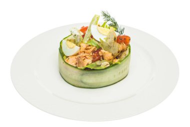 Somon salata izole beyaz tabakta. Somon balığı, yumurta, marul 