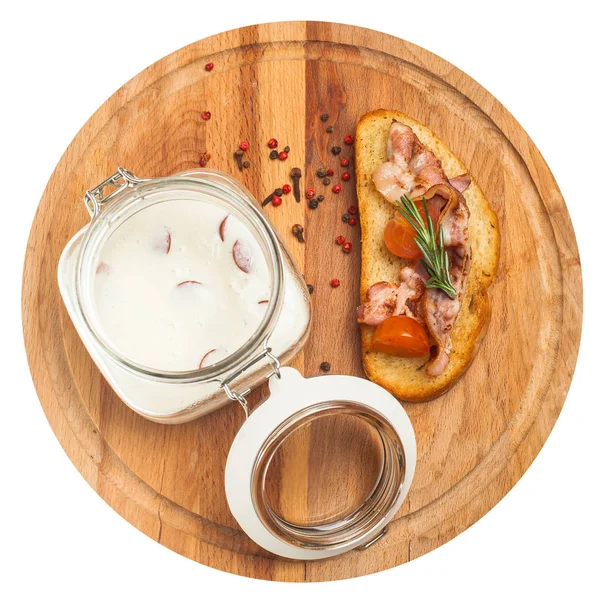 Sandwich con tocino y sopa en tablero de madera aislado en blanco —  Fotos de Stock