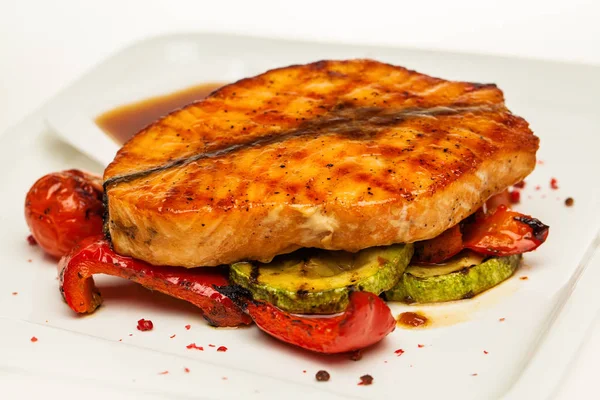 Closeup de bife de salmão. Grelha Salmão Peixe com legumes e molho — Fotografia de Stock