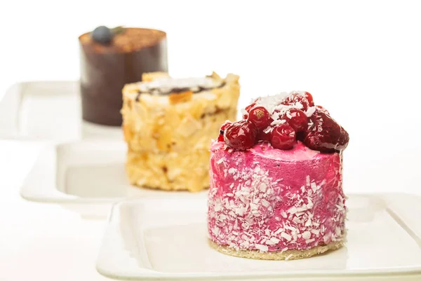 Малиновий крем-мус торт з ягодами на фоні цукерок — стокове фото