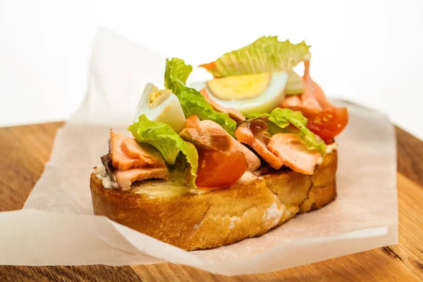 Sandwich with Vegetables and Smoked Salmon on Wooden Plate — Stock Photo, Image