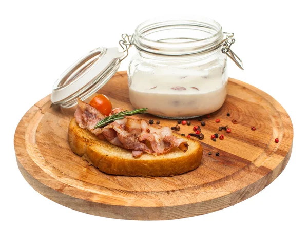 Sandwich con tocino y sopa en tablero de madera aislado en blanco —  Fotos de Stock