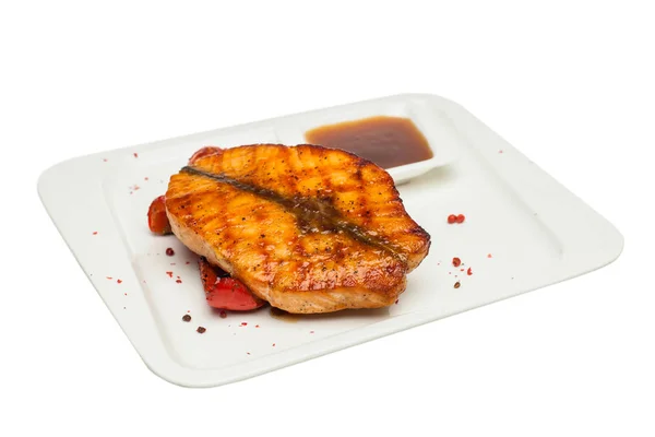 Bife de peixe na placa branca isolado. Grelha Salmão Peixe — Fotografia de Stock