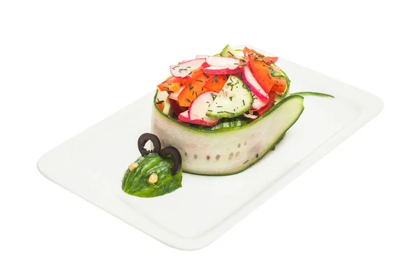 Komik yemek çocuk yemekleri. Sebze salatası üzerine beyaz izole — Stok fotoğraf