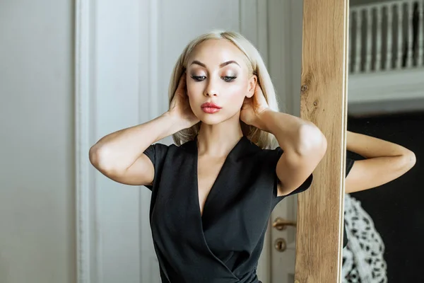Idealna kobieta moda model z blond fryzurę i makijaż — Zdjęcie stockowe