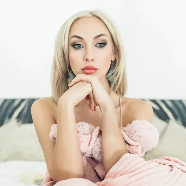 Lindo rosto feminino. Mulher loira atraente sonhando em casa — Fotografia de Stock