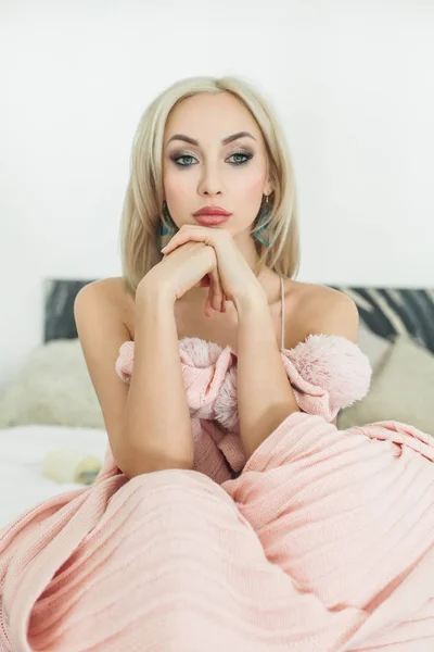 Mujer rubia perfecta descansando en casa. Chica soñadora con algodón — Foto de Stock