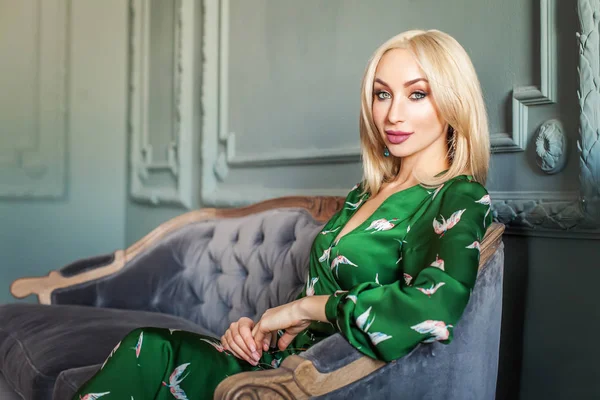 Kanepede oturan sarışın çekici Avrupa kadın