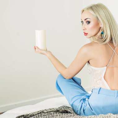 Evde mum ile güzel kadın