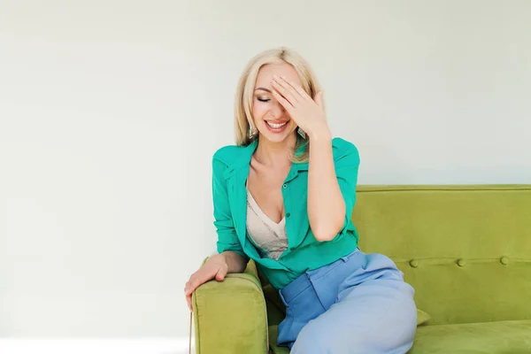 Happy female model laughing. Smiling woman with blonde hairstyle — Stock Photo, Image