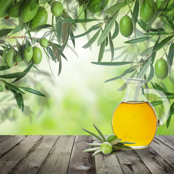 Olives vertes, bouteille d'huile d'olive, lumière abstraite bokeh — Photo
