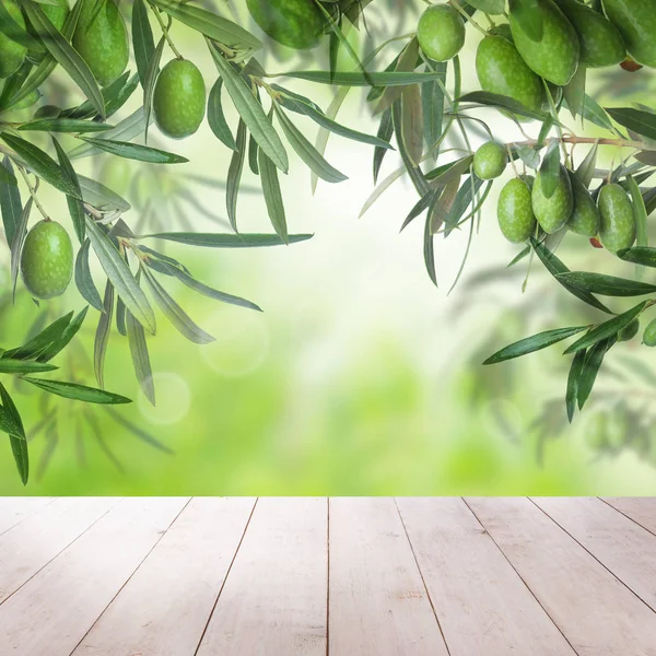 Aceitunas kalamata verdes y tablero blanco de madera vacío —  Fotos de Stock