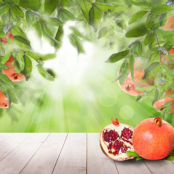 Granaatappel vruchten op witte houten plank achtergrond — Stockfoto