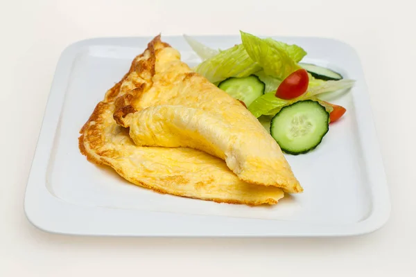 Omelette aux légumes isolés sur blanc. Vue du dessus — Photo