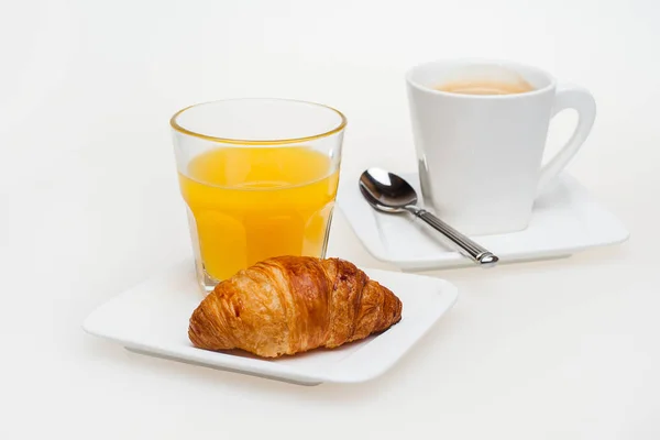 Pequeno-almoço continental, croissant, sumo de laranja e café — Fotografia de Stock