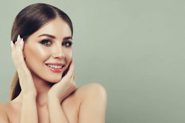 Spa gülümseyen kadın ve ona dokunan afiş yüzünde el 