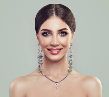 Genç kadın Takı Kolye ve gümüş küpe ile mükemmel.