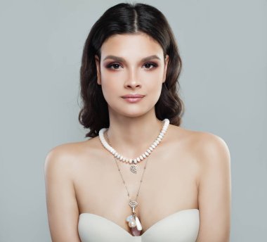 Güzel kadın moda modeli kıvırcık saç modeli, makyaj ile