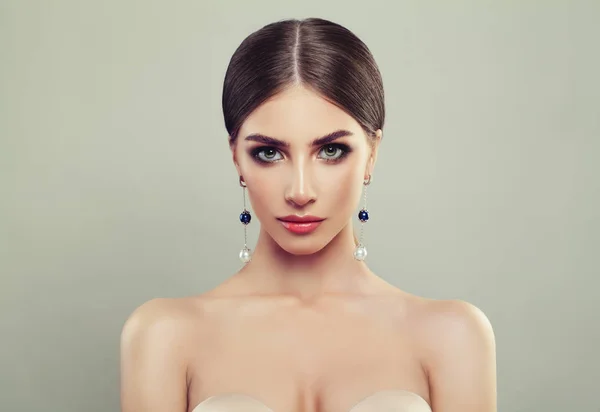 Perfecte jonge vrouw met sieraden Zilveren oorbellen met witte — Stockfoto