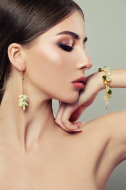 Altın takı giyen güzel moda Model kadın 