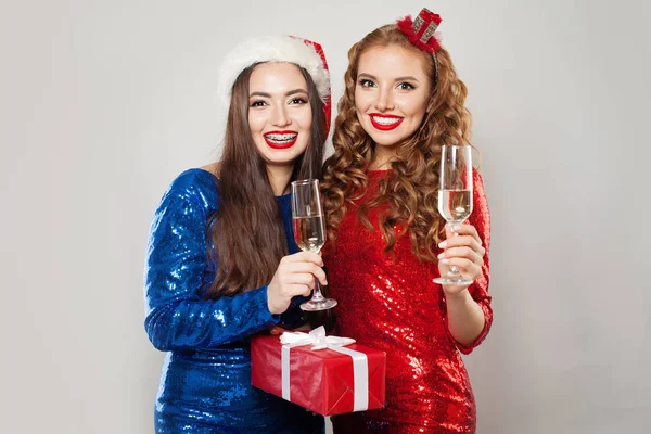 흰색 행복 한 크리스마스 여성들 — 스톡 사진