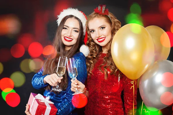 Beautiful Christmas women smiling. Winter fashion girls — Stock Photo, Image