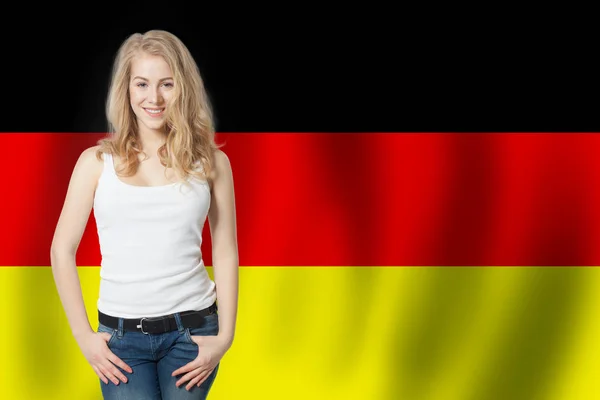 Viajar en Alemania concepto. Mujer bonita contra la bandera de Alemania — Foto de Stock